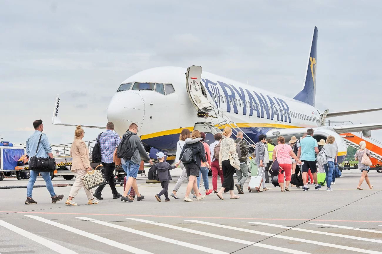 Ryanair nie wpuścił pasażerki do samolotu Ryanair nie wpuścił pasażerki na pokład. Teraz tłumaczy, że nie chodziło tylko o wymiar bagażu podręcznego