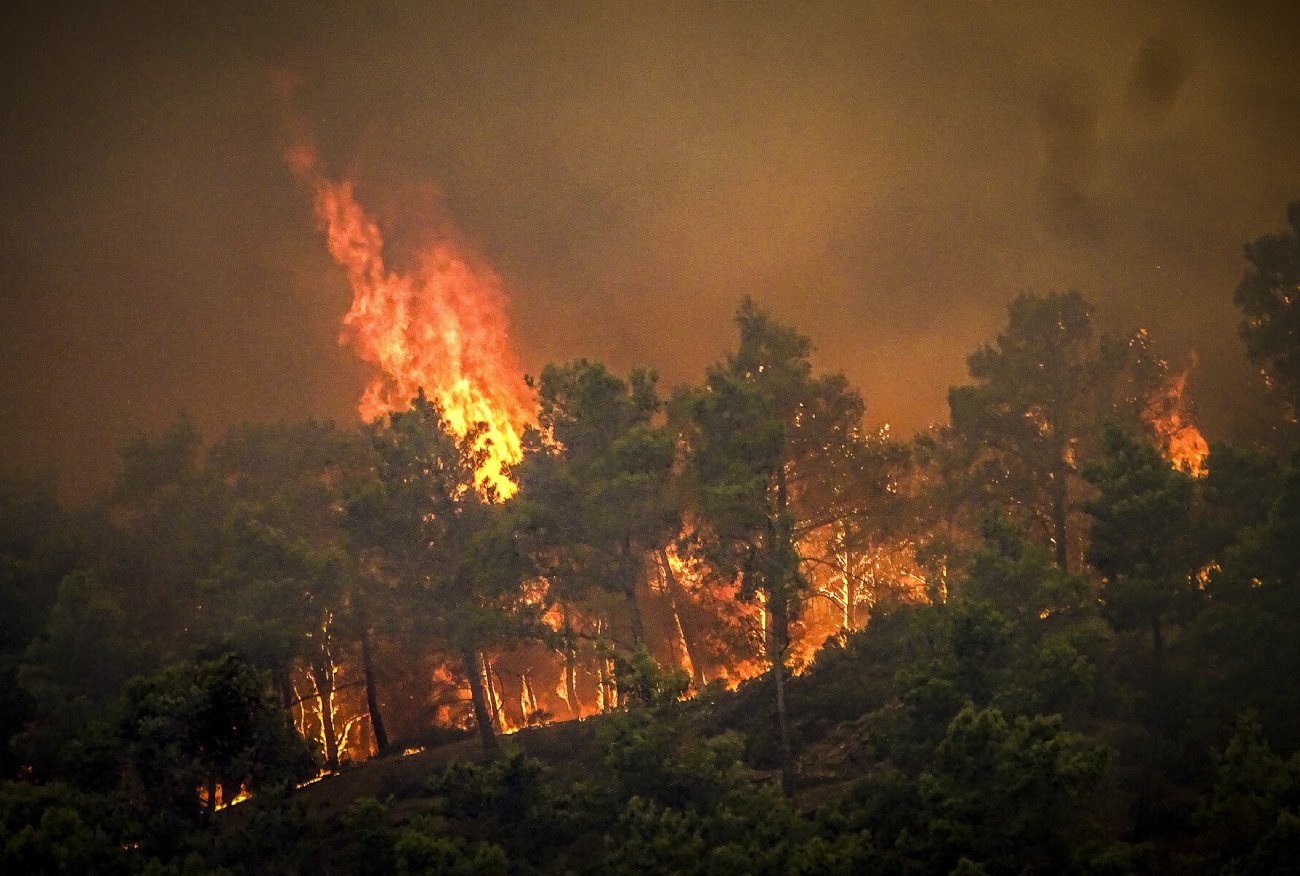 Wakacje w Grecji zakłóciły pożary. Płonie Korfu, Rodos i Eubei.