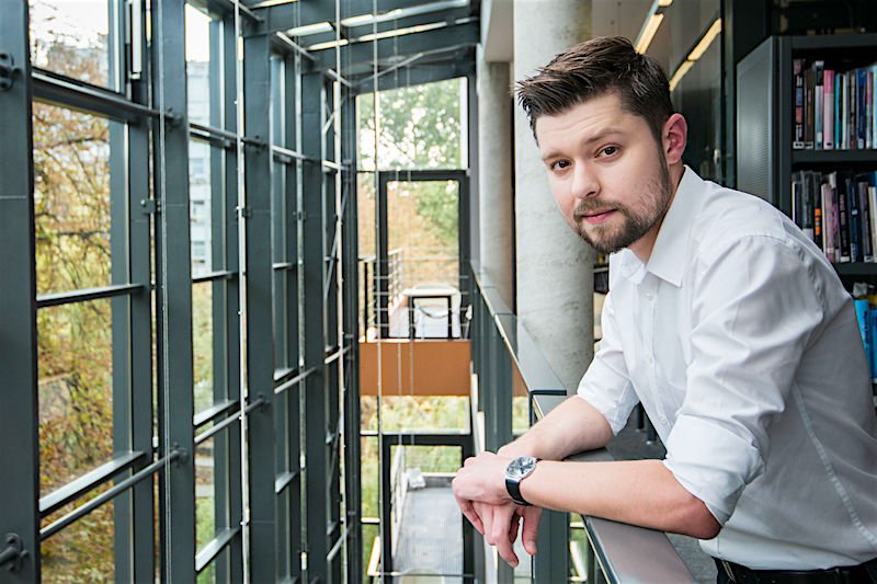 Człowiek wyrzucający z siebie dobre pomysły z prędkością kartaczownicy Gatlinga.