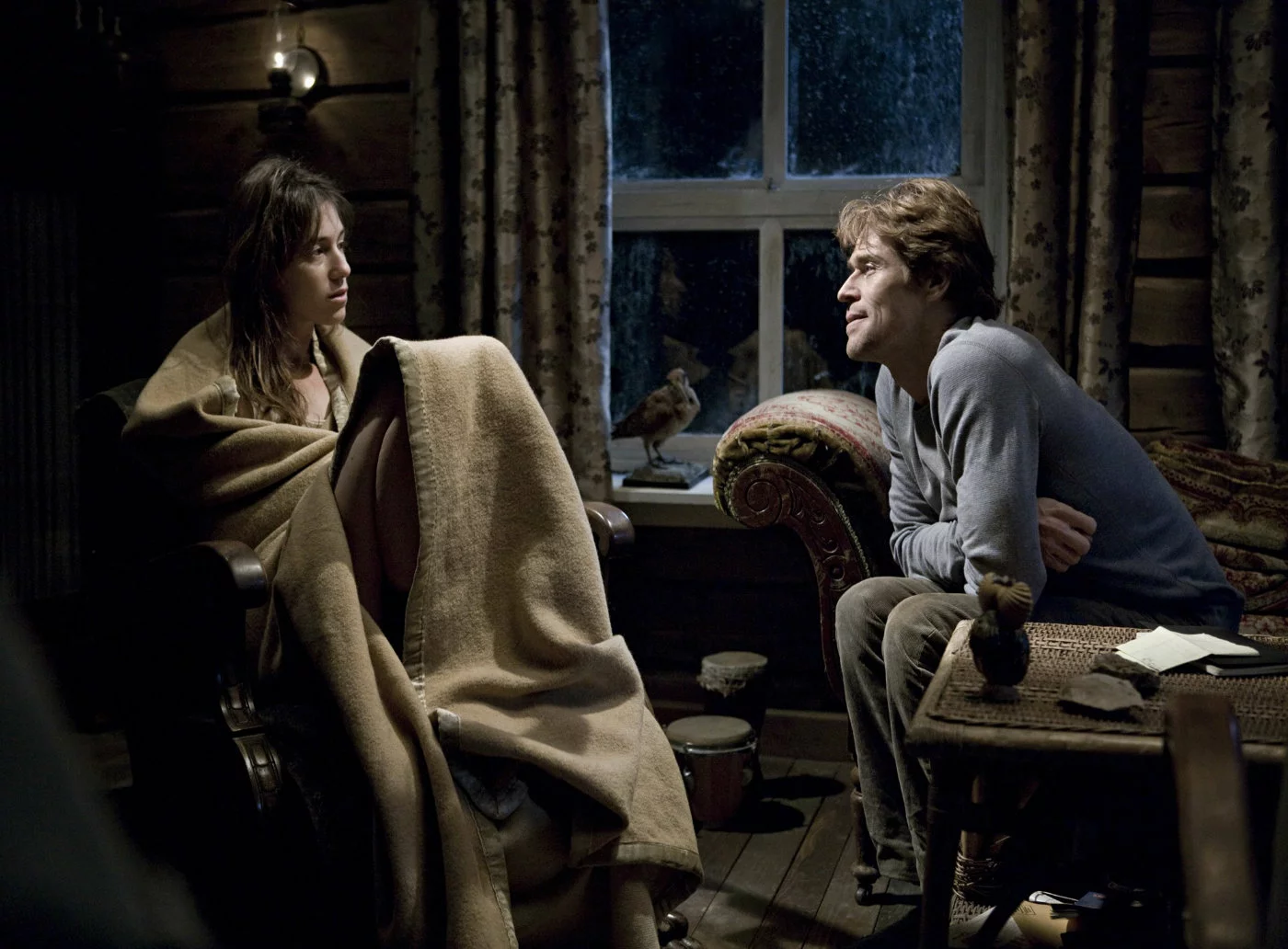 W filmie Larsa von Triera „Antychryst” (2009) w pewnym momencie trudno ocenić, czy główna bohaterka rzeczywiście zwariowała czy usiłuje jej to wmówić mąż, z zawodu psychoterapeuta