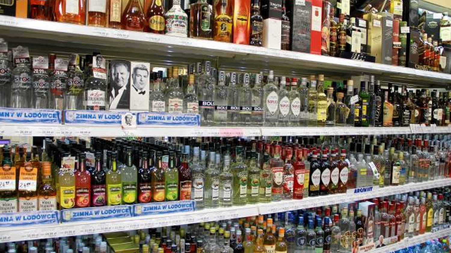 Część senatorów chce, by napoje alkoholowe zniknęły ze stacji benzynowych