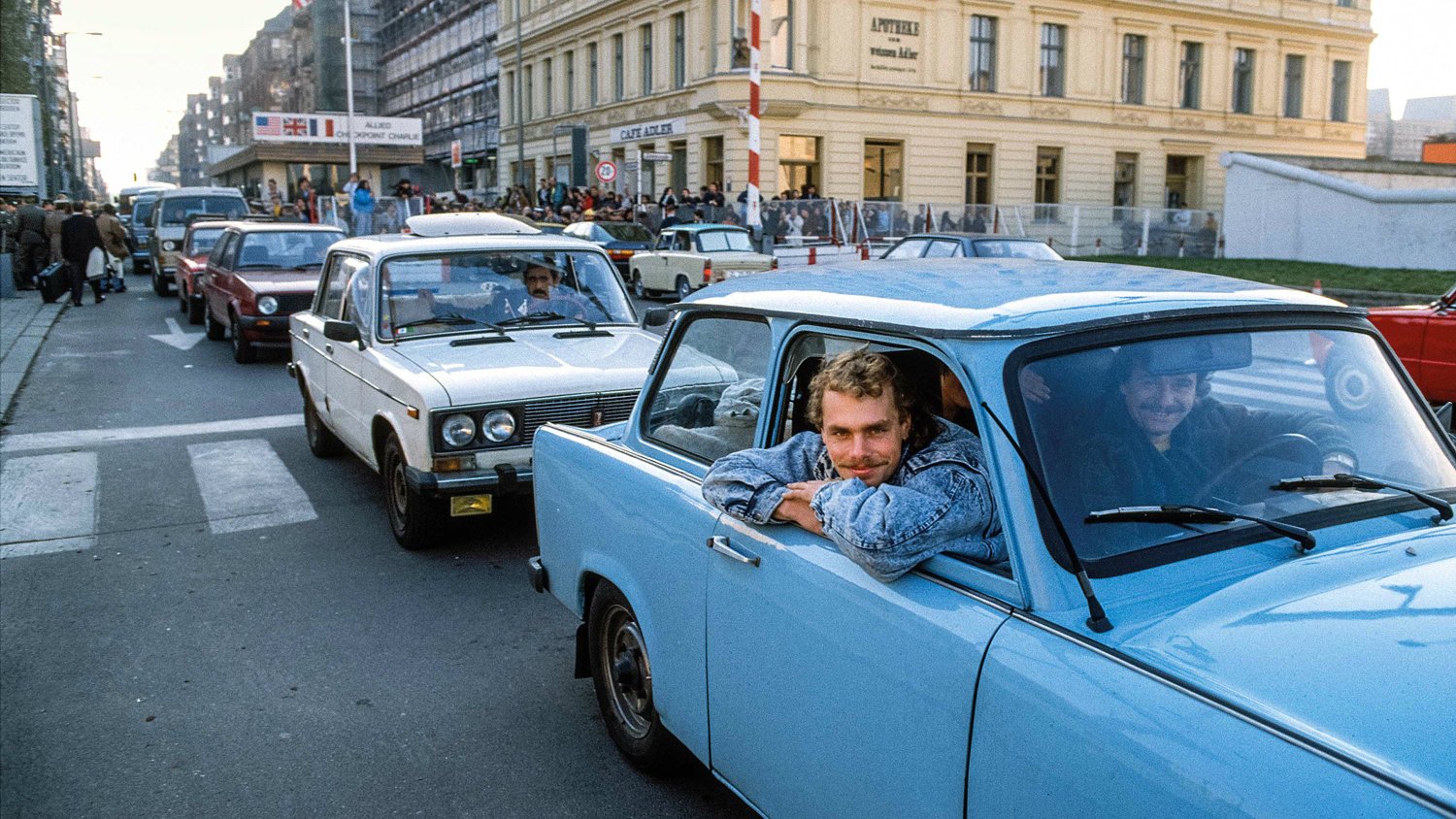 Berlin, 1989. W tle słynny amerykański checkpoint Charlie