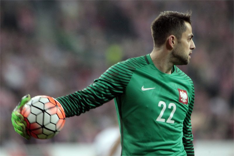 Łukasz Fabiański miał w meczu Polski z Litwą trudne zadanie. Musiał nie tylko bronić bramki, ale także przekrzykiwać spikera na stadionie.