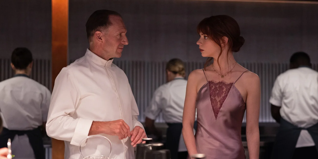 Ralph Fiennes i Anya Taylor-Joy w filmie "Menu".