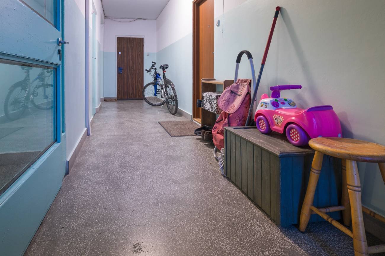 Zostawianie rzeczy pod drzwiami w bloku. Pytamy Polaków o dziwny zwyczaj