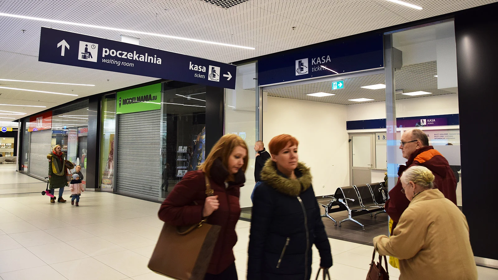 Galerię handlową w dworzec kolejowy pozwoliło zmienić wybudowanie kas biletowych i informacji. Ten punkt powstał w Galerii Metropolia zaledwie kilka dni przed wprowadzeniem zakazu handlu w niedziele.