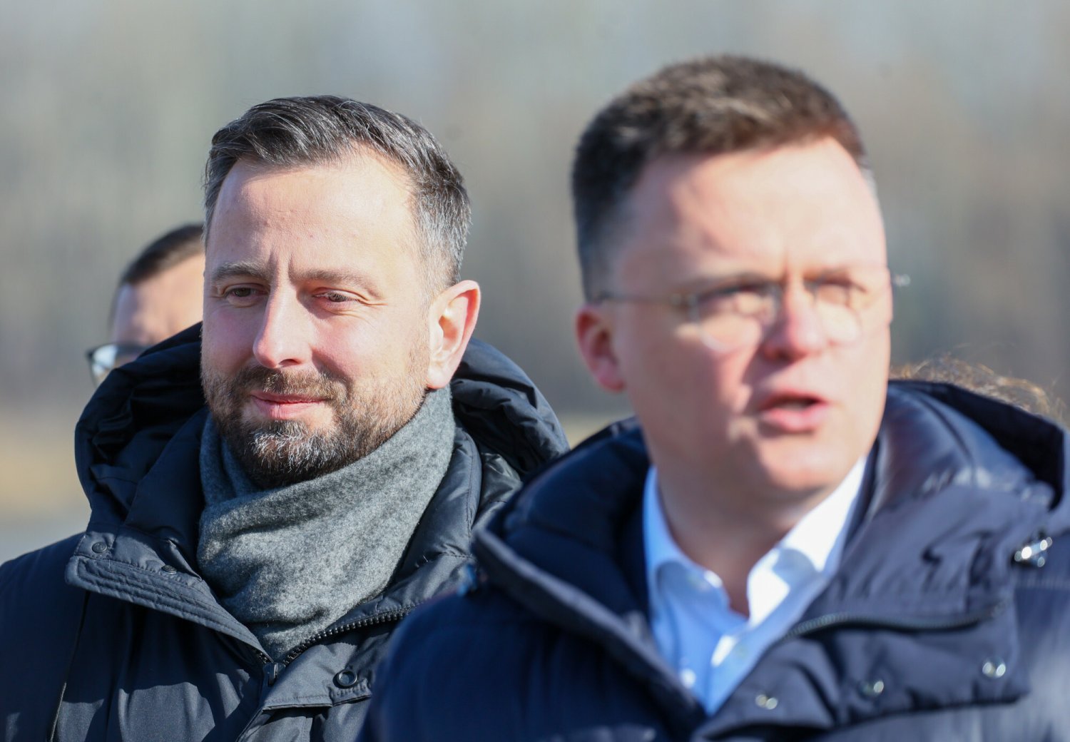 Władysław Kosiniak-Kamysz z PSL i Szymon Hołownia z Polska 2050. W tle sprawa nowego sondażu Research Partner.