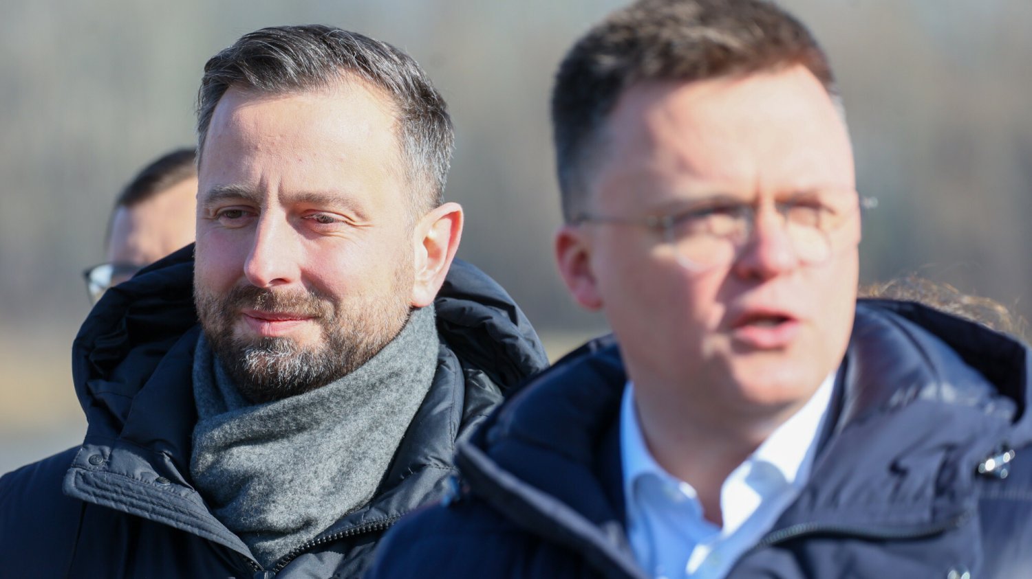 Władysław Kosiniak-Kamysz z PSL i Szymon Hołownia z Polska 2050. W tle sprawa nowego sondażu Research Partner.