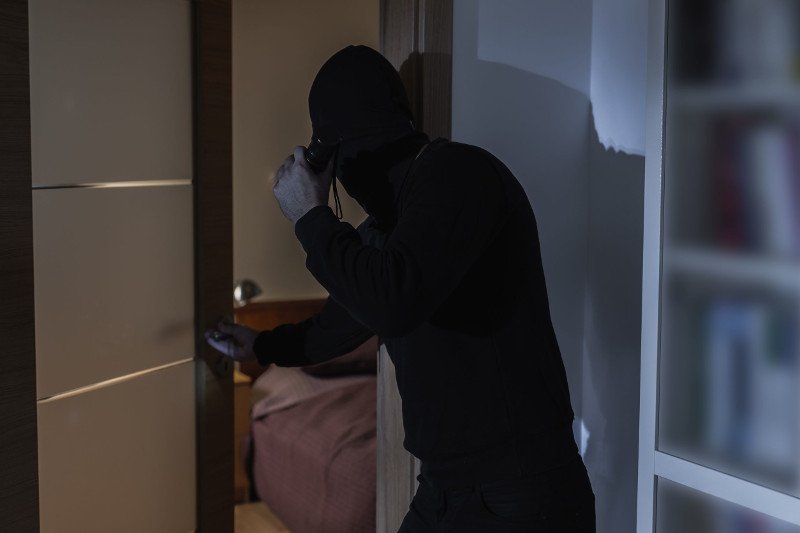 Od kradzieży z włamaniem ochronę finansową zapewni odpowiednie ubezpieczenie oferowane w ramach polisy mieszkaniowej.