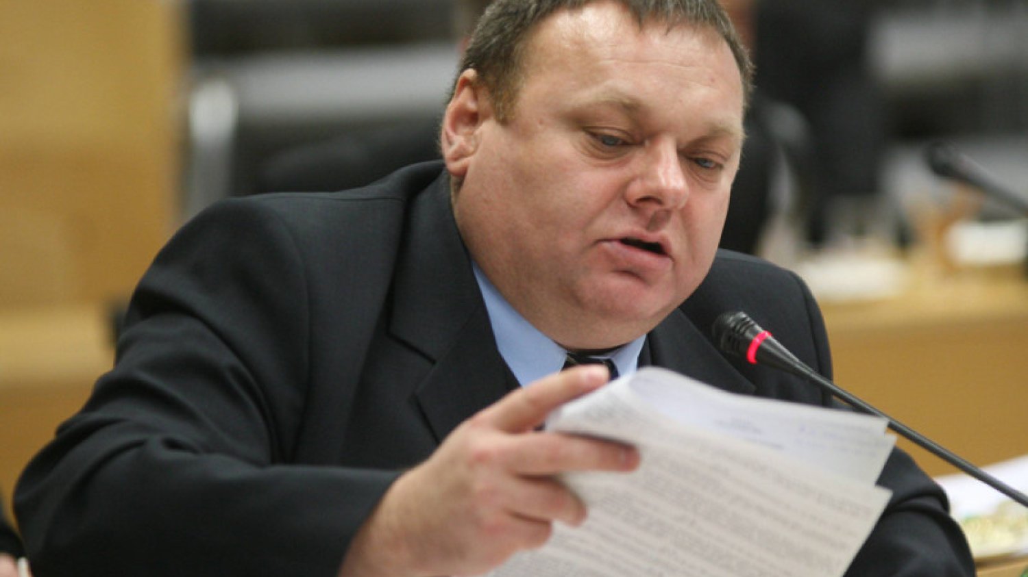 Jerzy Czerwiński podczas sesji opolskiego sejmiku wojewódzkiego