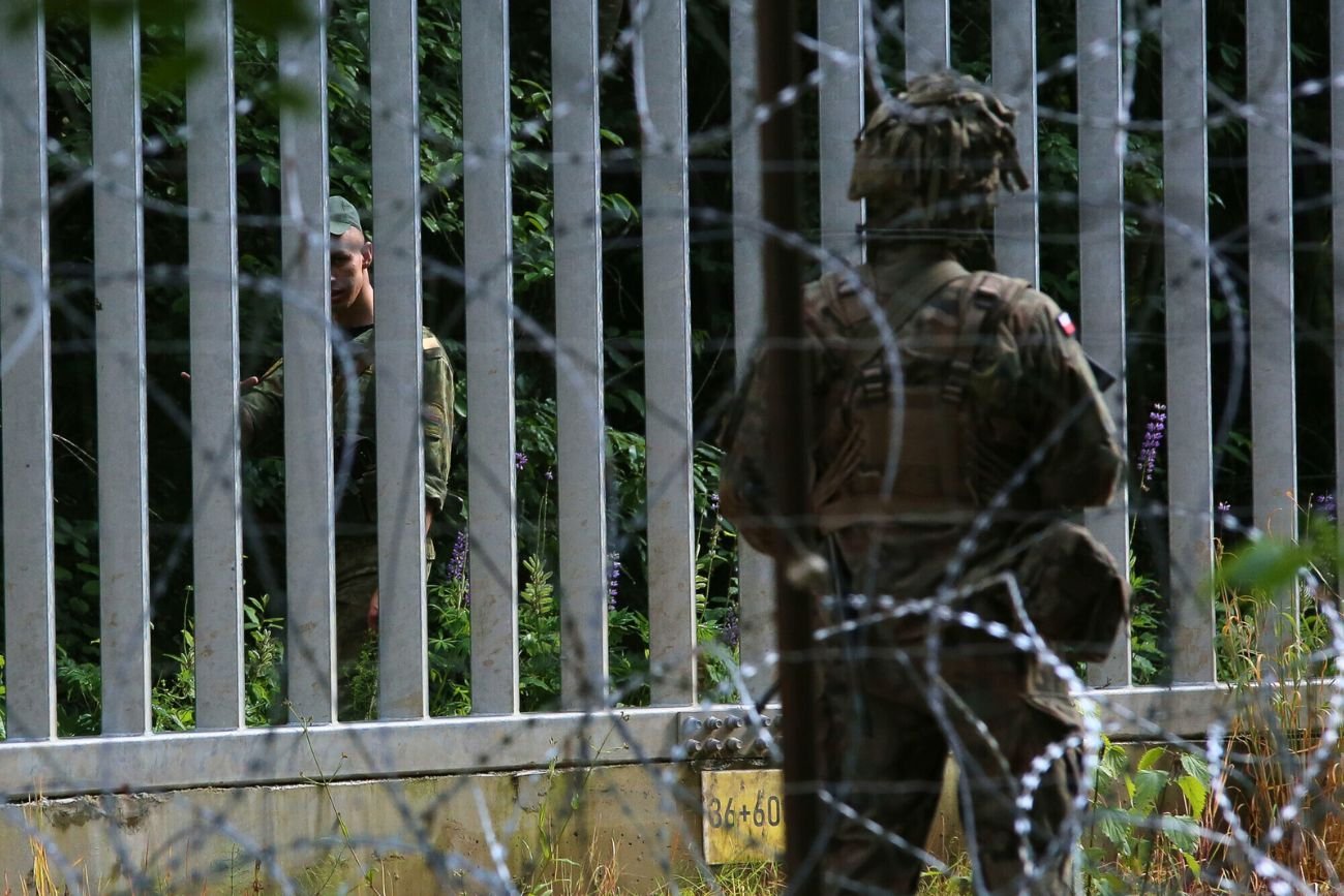 Zamieszanie na granicy polsko-białoruskiej. Oddali strzały i usłyszeli zarzuty