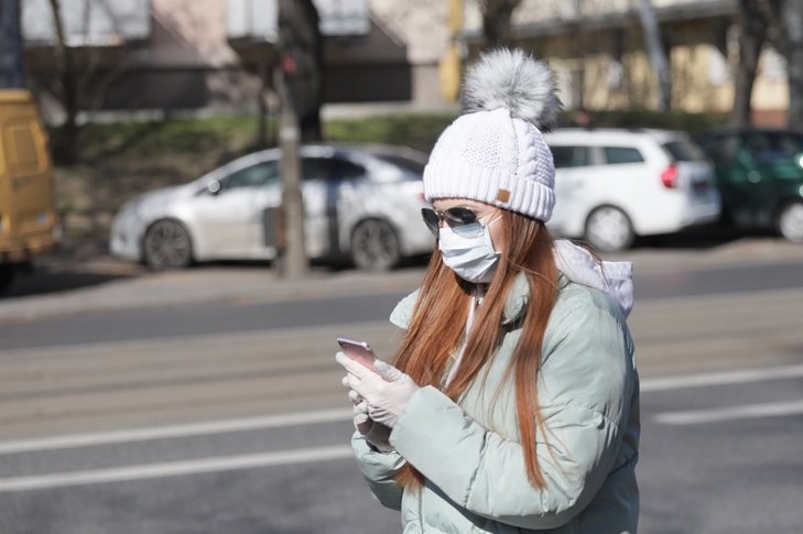 Czym zasłonić twarz? Ministerstwo Zdrowia podało instrukcje
