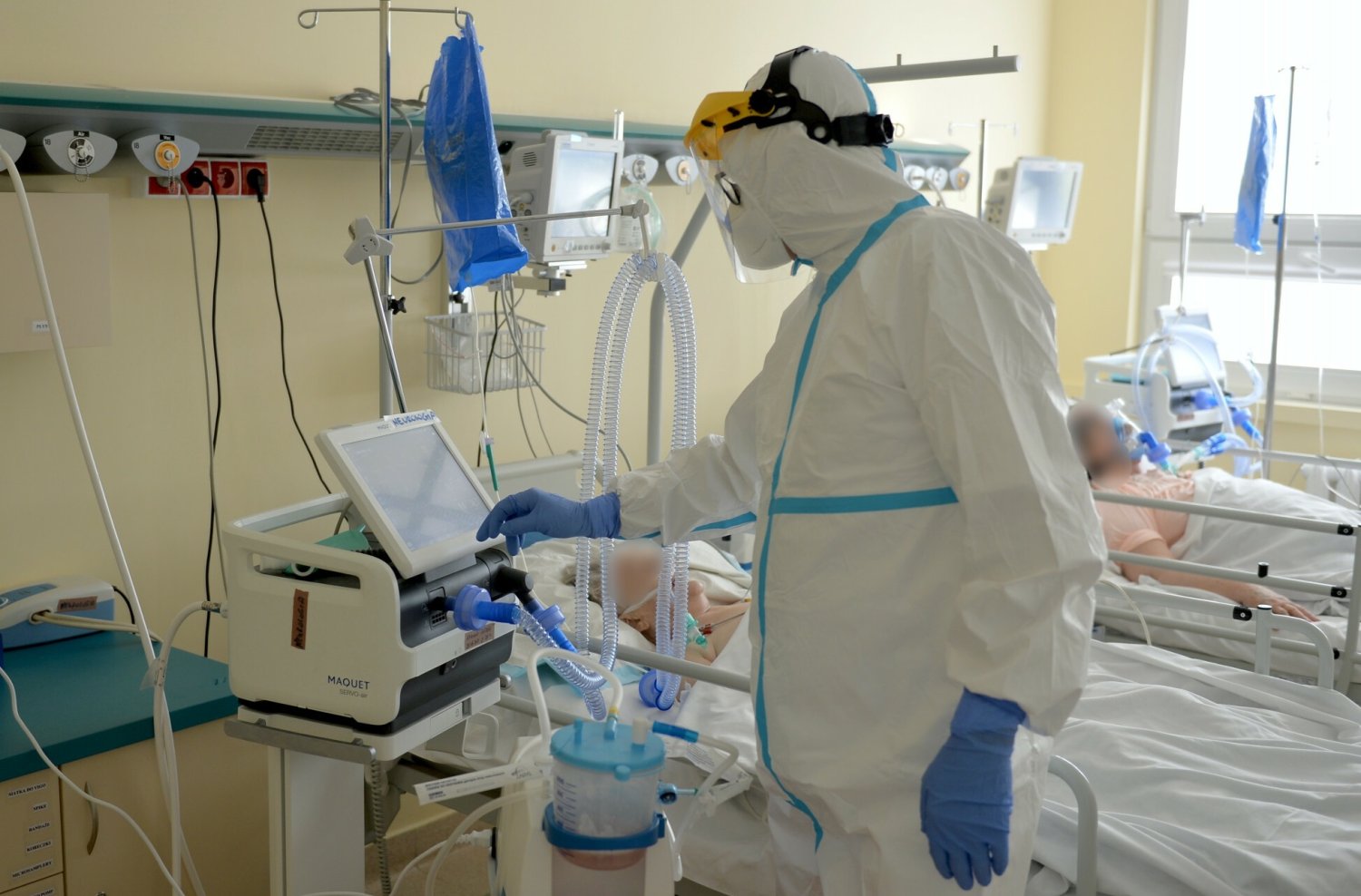 Liczba zakażeń i zgonów spadła nieznacznie w porównaniu do danych sprzed równo tygodnia.