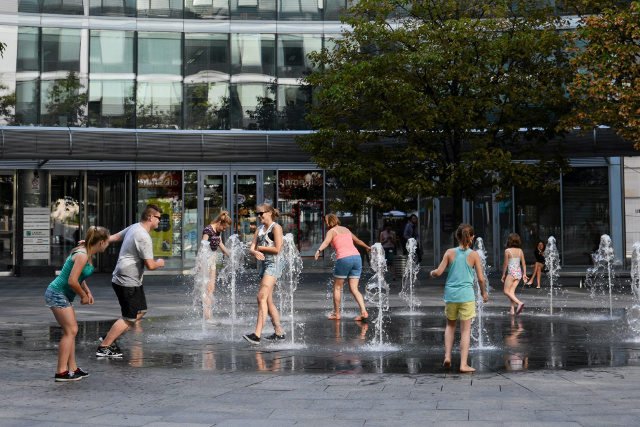 Kąpiel może się skończyć mandatem, ale to nie jest jeszcze najgorsze. Groźniejsze są czające się w wodzie bakterie.