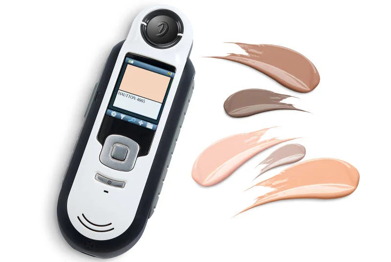 Aparat do badania kolorytu cery , którym przeprowadza się usługę Color Expert Douglas