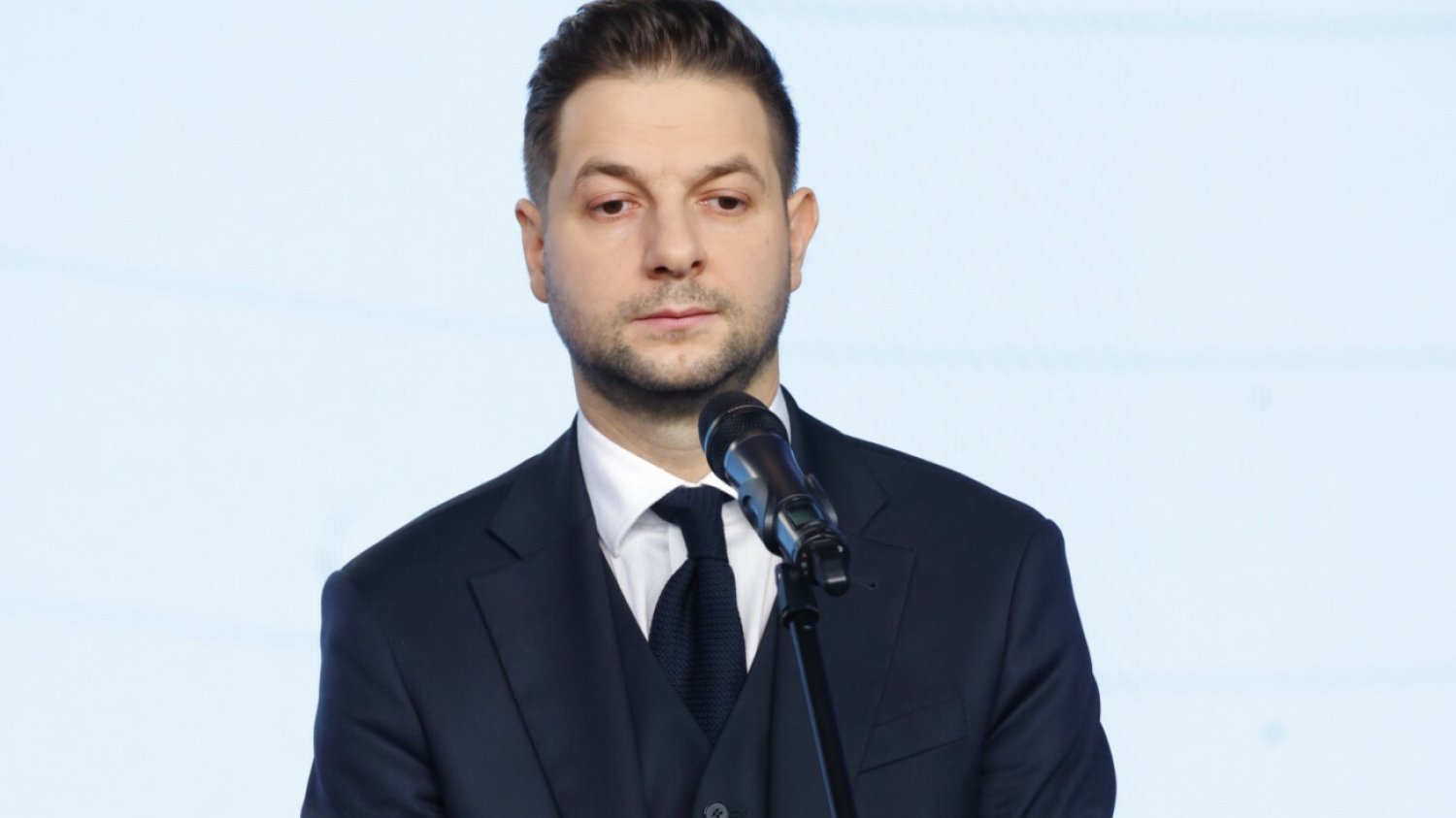 Ojciec Patryka Jakiego ma nową posadę. Będzie pracował w Urzędzie Miasta w Otwocku pod kierownictwem "złotego dziecka PiS".