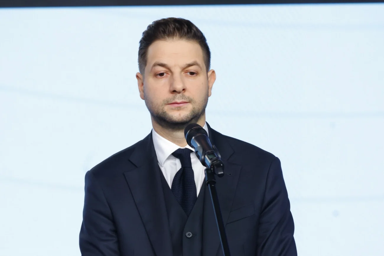 Ojciec Patryka Jakiego ma nową posadę. Będzie pracował w Urzędzie Miasta w Otwocku pod kierownictwem "złotego dziecka PiS".