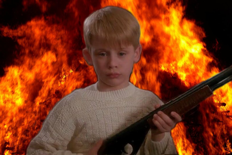 Kevin ma wymyślne sposoby na zabijanie, a włamywacze i tak uchodzą z życiem. Normalnie powinni zginąć wiele razy.