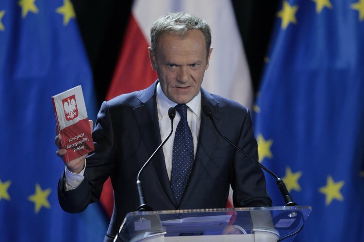 Donald Tusk nie zostawia na PiS suchej nitki w związku z wetem dla budżetu, którym rząd grozi Unii. "Polityczne monstra" – napisał szef EPP.