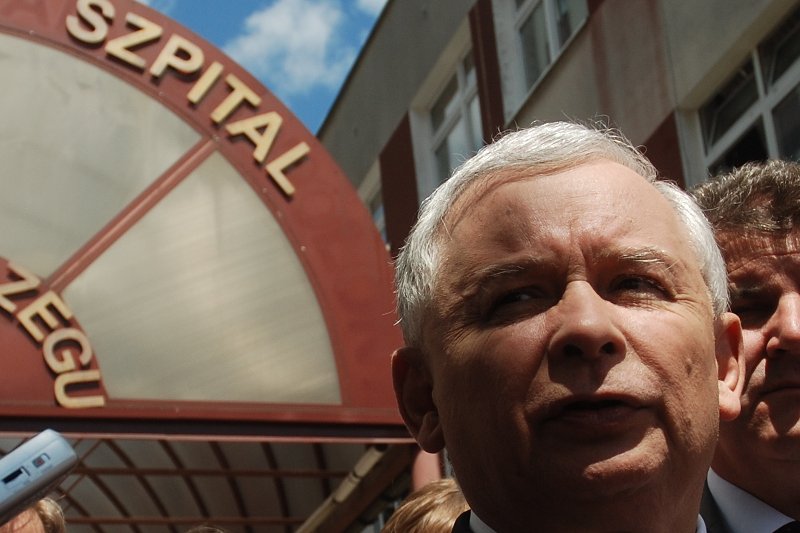 Jarosław Kaczyński od 8 maja przebywa w szpitalu z powodu chorego kolana. Lekarze twierdzą, że zwykle pacjentów wypisuje się dużo szybciej.
