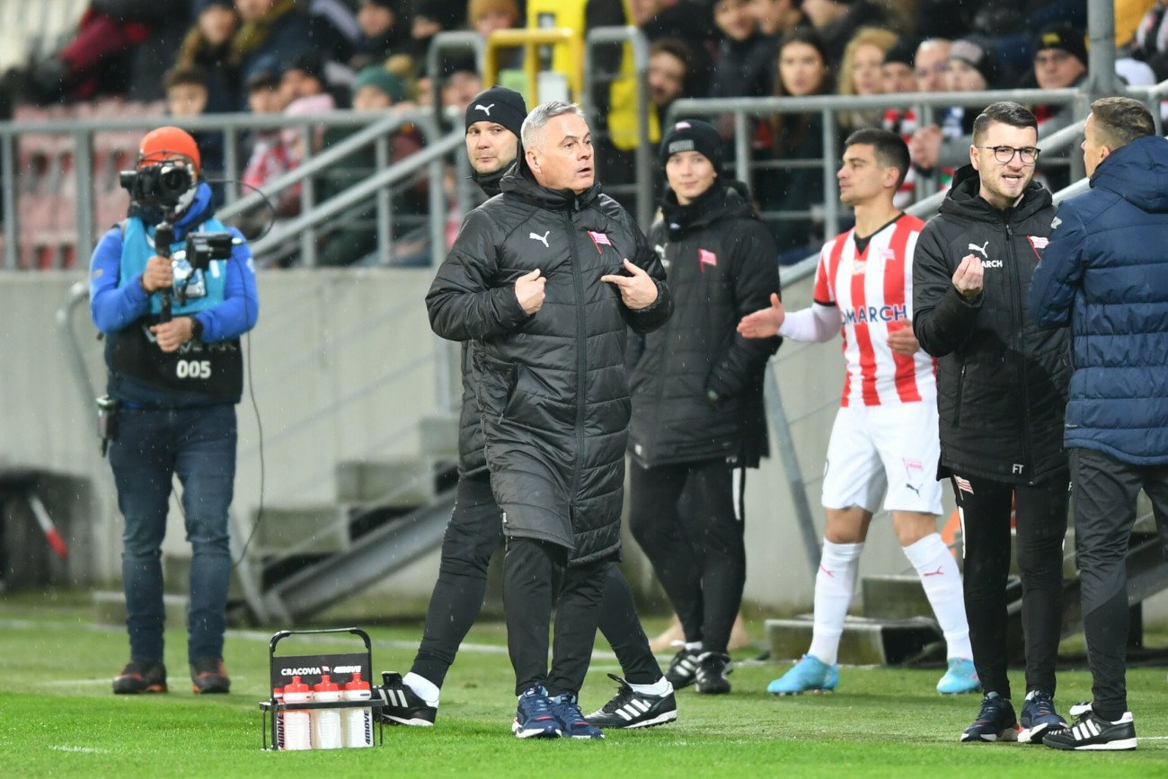 Jacek Zieliński podczas sobotniego meczu w Krakowie nie tylko poprowadził drużynę, ale też uspokajał kibiców.