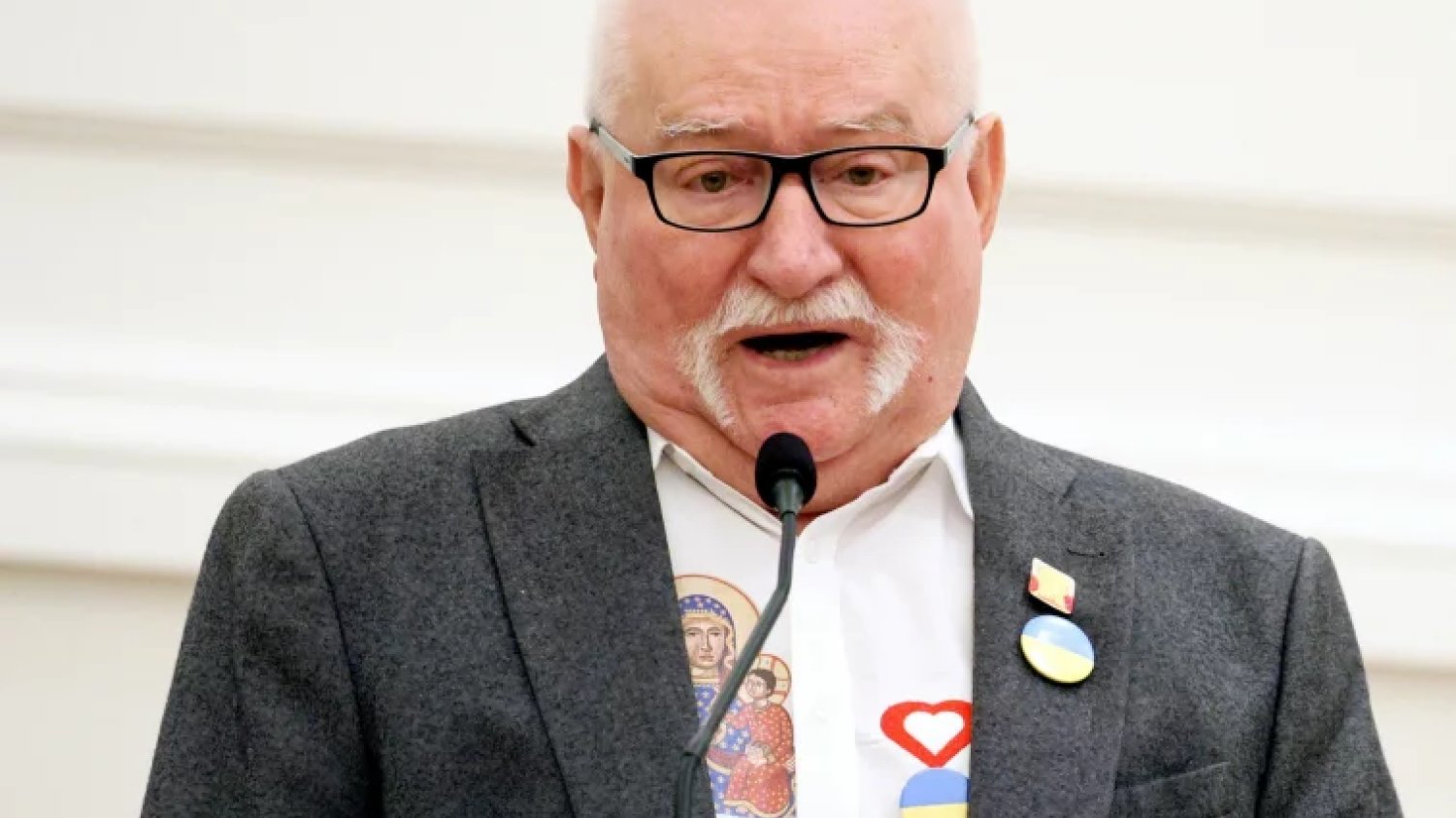 Lech Wałęsa pokazał na swoim profilu film z Jarosławem Kaczyńskim i Donaldem Tuskiem. Internauci nie kryli oburzenia.
