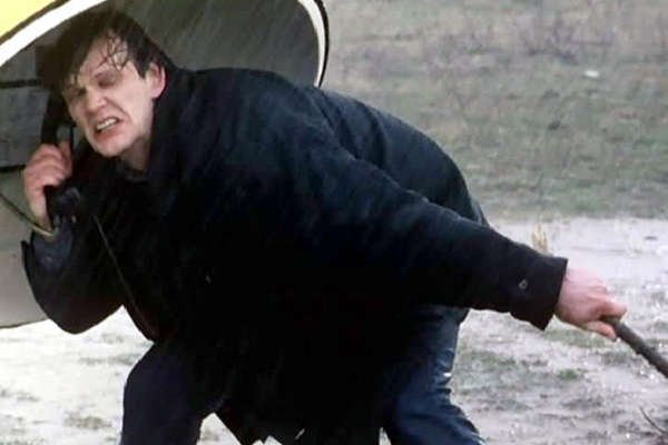 Adaś Miauczyński rozmawia z budki telefonicznej w "Nic śmiesznego"