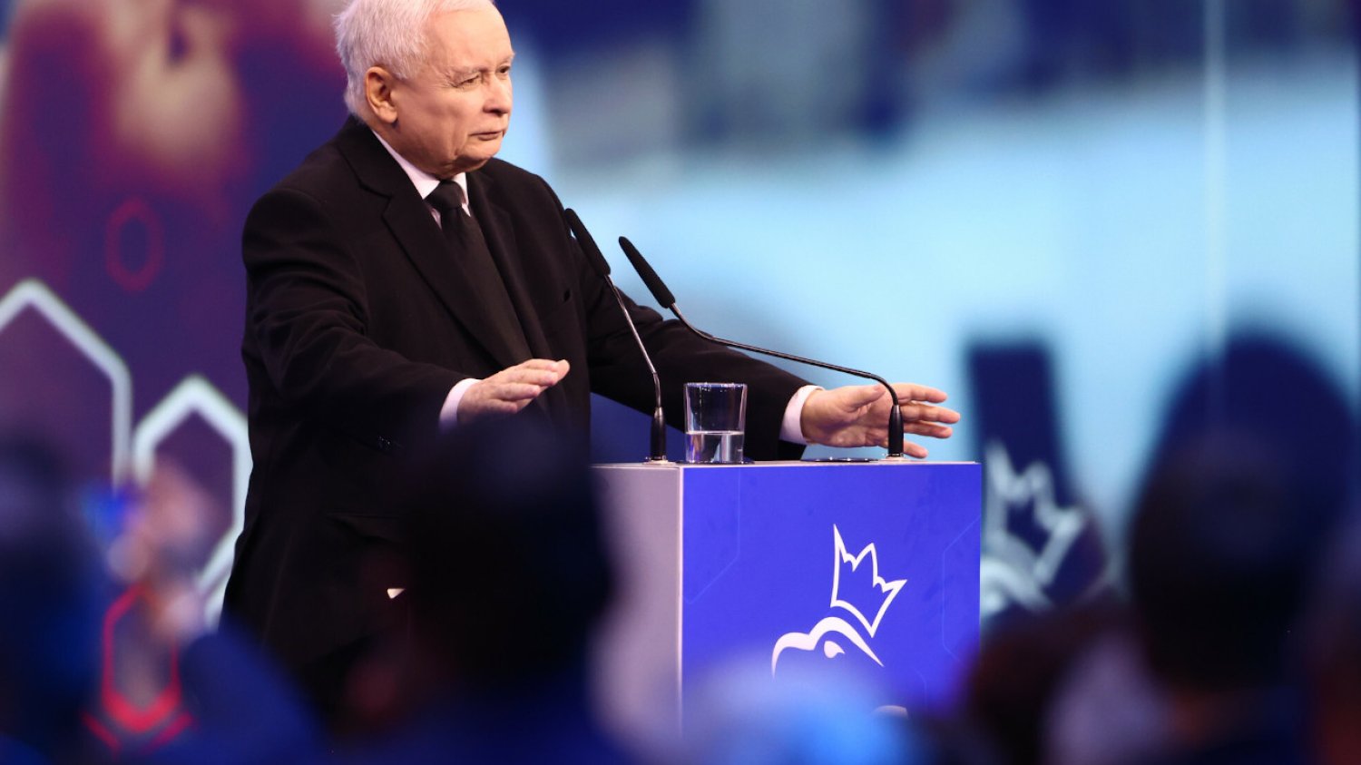 Podczas konwencji PiS Jarosław Kaczyński zapowiedział 800 plus, darmowe leki dla osób do 18 roku życia i powyżej 65 lat oraz bezpłatne autostrady,