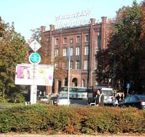 Dworzec Nadodrze - od jakiegos czasu pilnowany w nocy i czysty. Można stąd odjechać do Trzebnicy, Oleśnicy czy Warszawy. Codziennie rano jest to miejsce pełne ludzi.