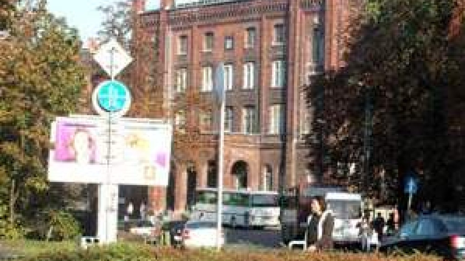 Dworzec Nadodrze - od jakiegos czasu pilnowany w nocy i czysty. Można stąd odjechać do Trzebnicy, Oleśnicy czy Warszawy. Codziennie rano jest to miejsce pełne ludzi.