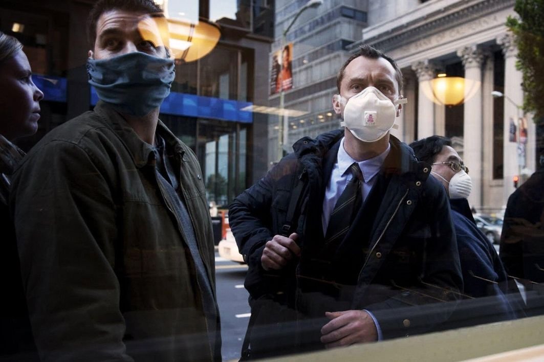 Film Stevena Soderbergha z 2011 roku w 2020 ogląda się niemal jak dokument