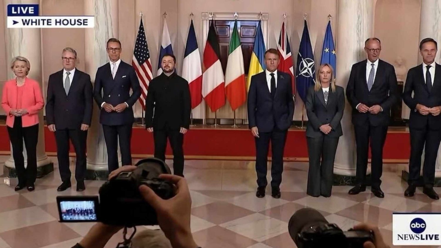 Grok wycina prezydenta USA ze zdjęcia z Białego Domu.