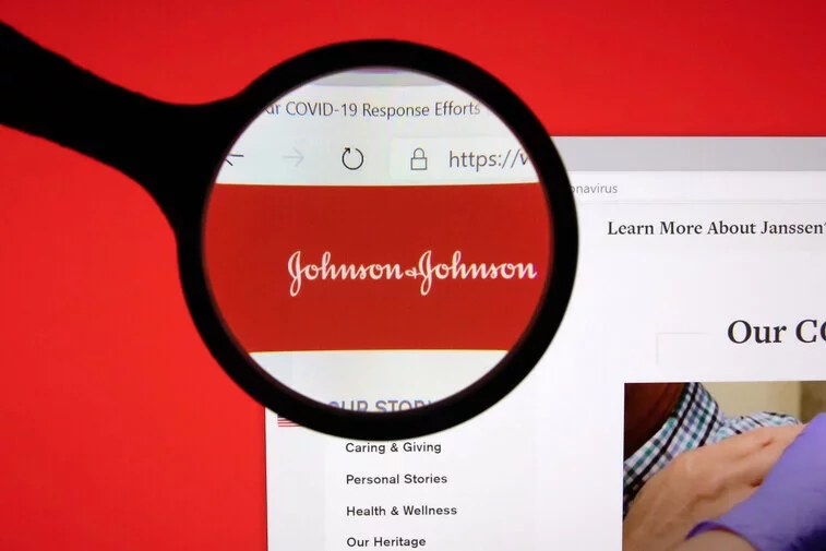 Osoby, które zaszczepiły się preparatem firmy Johnson&Johnson przeciw COVID-19 mogą potrzebować drugiej dawki szczepionki.