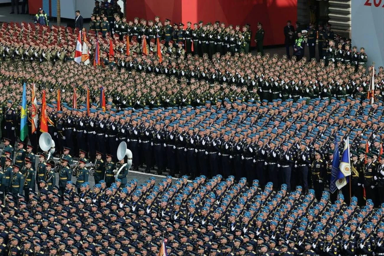 Ujawniono zdjęcia z przeprowadzonej w sobotę próby generalnej przed paradą zaplanowaną na Dzień Zwycięstwa, który Rosjanie obchodzą 9 maja. Ujawniono zdjęcia z przeprowadzonej w sobotę próby generalnej przed paradą zaplanowaną na Dzień Zwycięstwa, który Rosjanie obchodzą 9 maja.