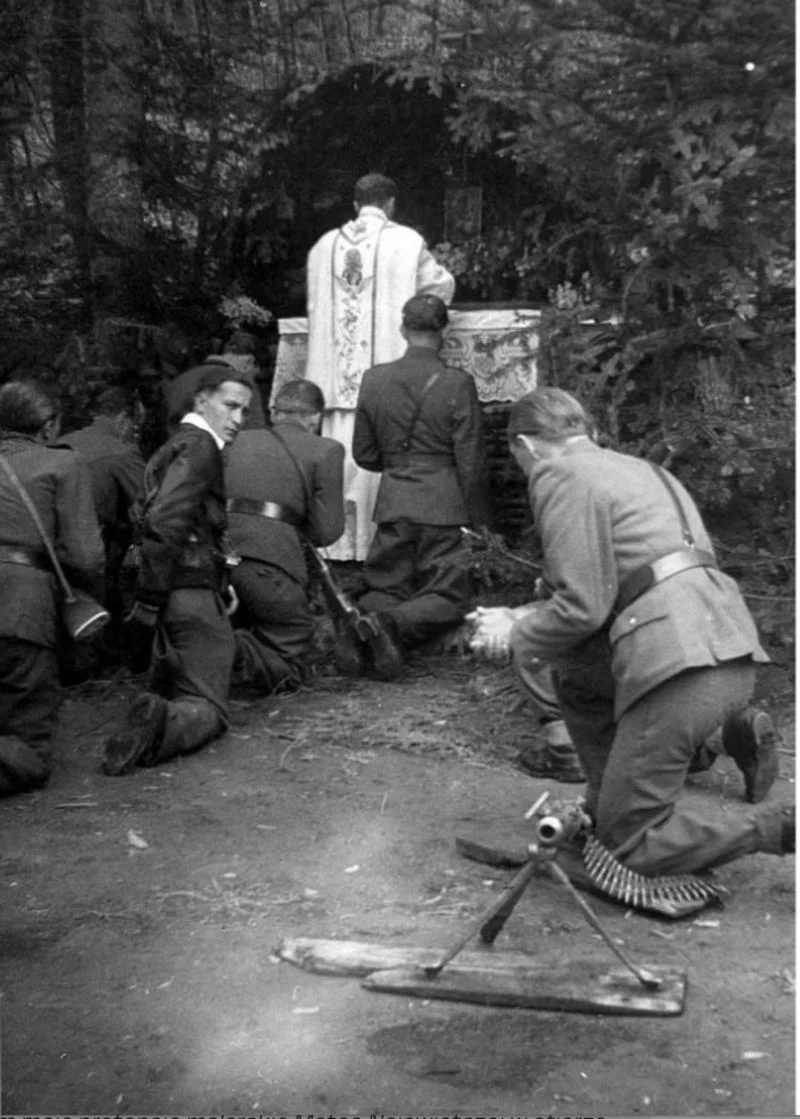 Ksiądz Gurgacz odprawiający mszę świętą dla konspiratorów.