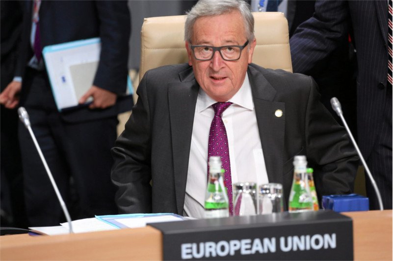Szef Komisji Europejskiej Jean-Claude Juncker wstrzymał się z decyzją w sprawie Polski do poniedziałku.