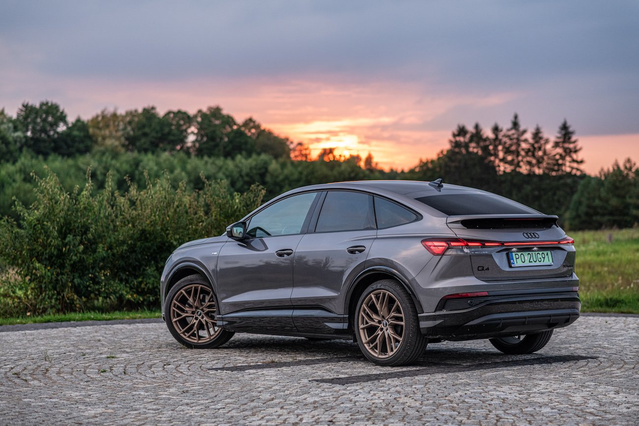 Audi Q4 Sportback e-tron zaskakuje detalami, których nie spodziewaliśmy się w aucie z usportowioną stylistyką.