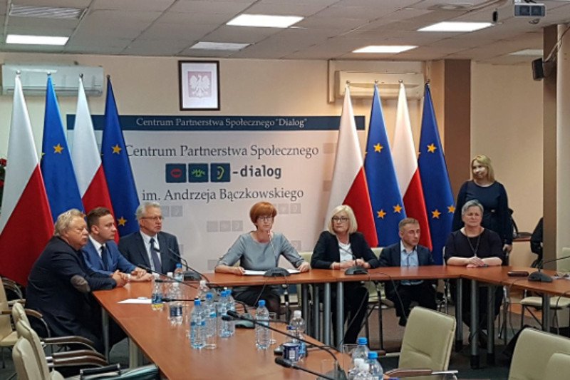 Elżbieta Rafalska podpisała dziś porozumienie z organizacjami działającymi na rzecz osób niepełnosprawnych. Na sali zabrakło tych, którzy protestują w Sejmie.