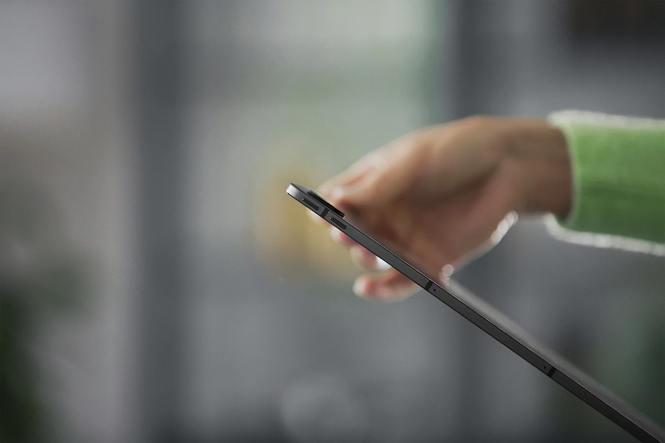 Tablet Lenovo Tab P11 Pro ma wąską ramkę 6,9 mm z czterech stron i zwęża się do zaledwie 5,8 mm przy najcieńszej krawędzi. Jest nie tylko ultrasmukły, ale i bardzo lekki