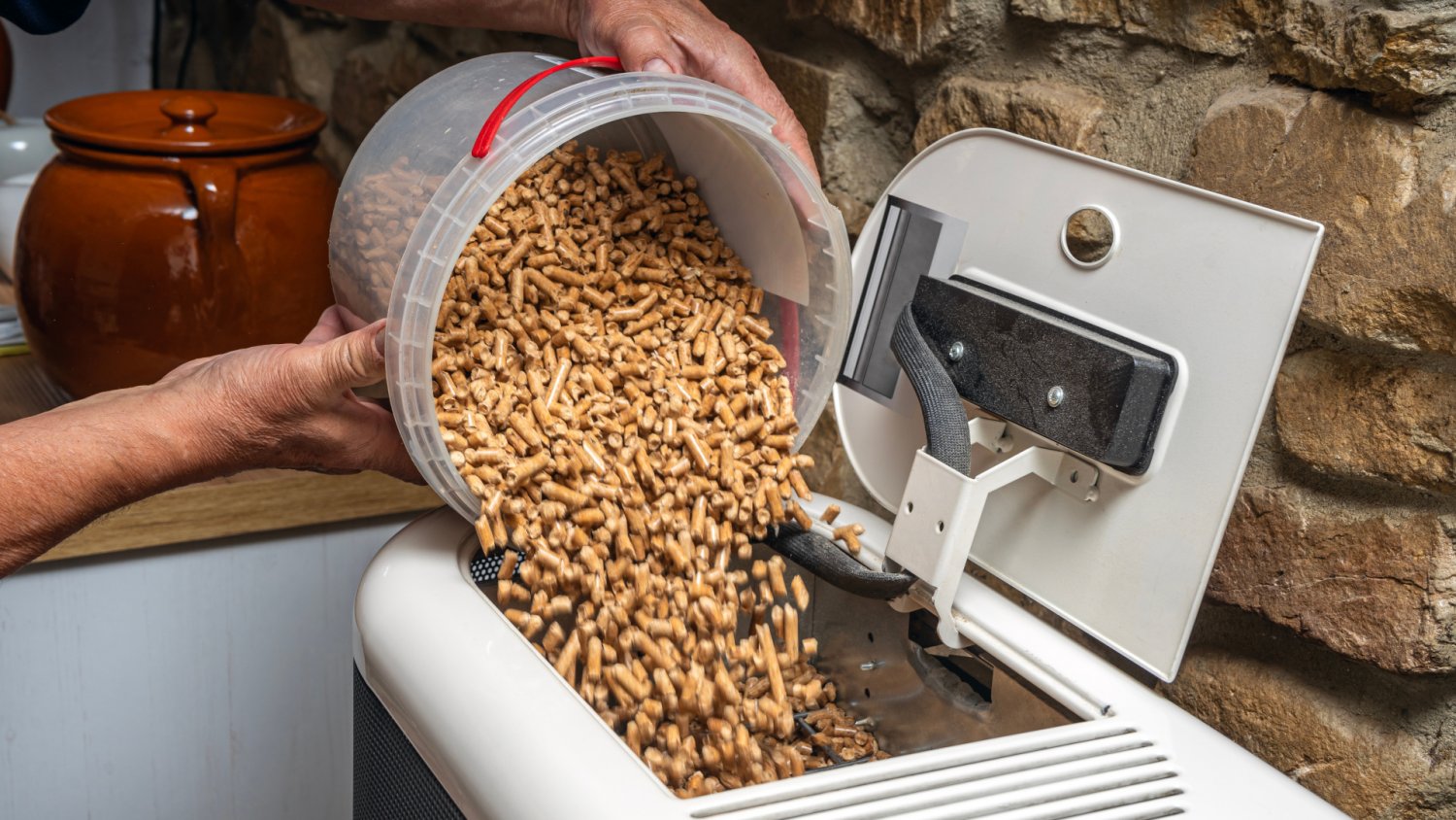 Pellet ostro tanieje, ale jego zamiennik robi furorę. Nowy król oszczędności