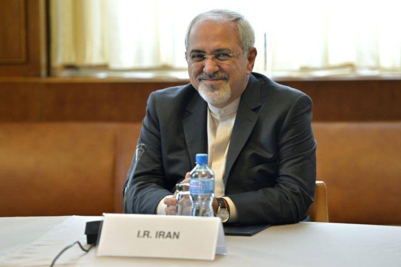 "Nasze myśli są z Francuzami i wszystkich katolikami" – napisał po pożarze katedry Notre Dame minister spraw zagranicznych Iranu Javad Zarif.