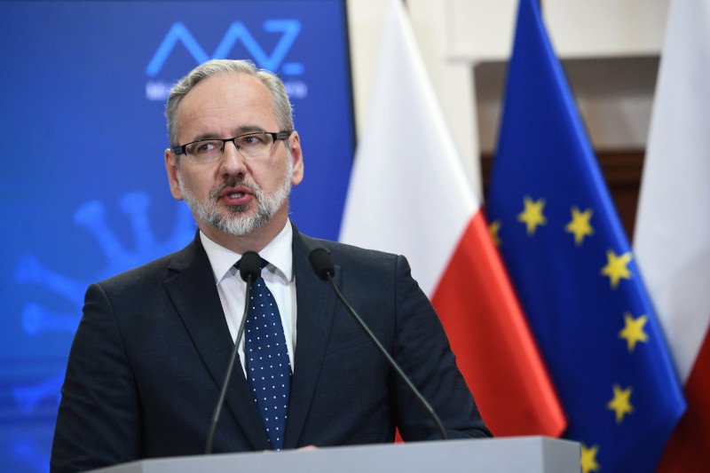Adam Niedzielski poinformował, że czwarta dawka szczepionki na COVID-19 zostanie udostępniona dla osób dorosłych "z początkiem września"