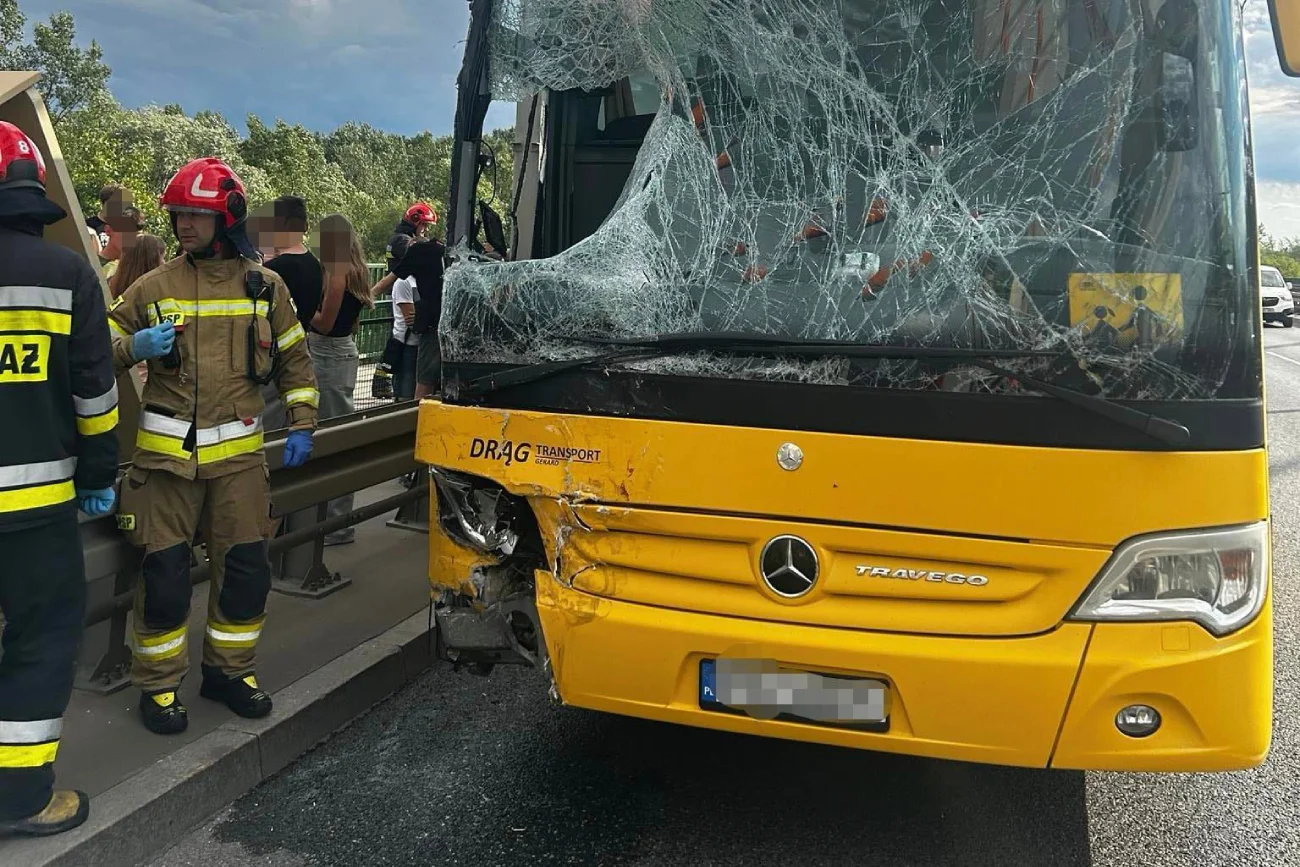 Zderzenie autobusu z busem na moście w Warszawie. Ranne dzieci
