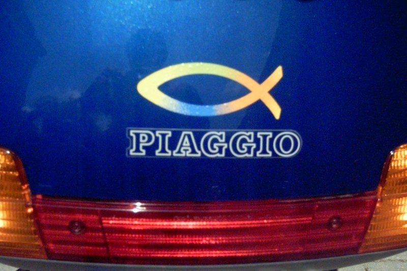 Dawny chrześcijański symbol ryby to popularny sposób manifestowania przez wierzących swojej religijności. Także w formie naklejki na samochodach czy skuterach.