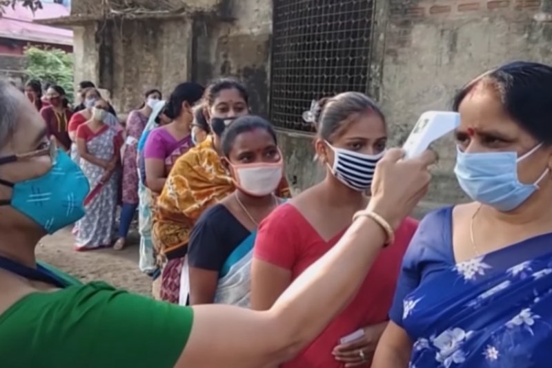 Nowy wariant "podwójnego mutanta" wirusa SARS-CoV-2 w Indiach. Co to oznacza?