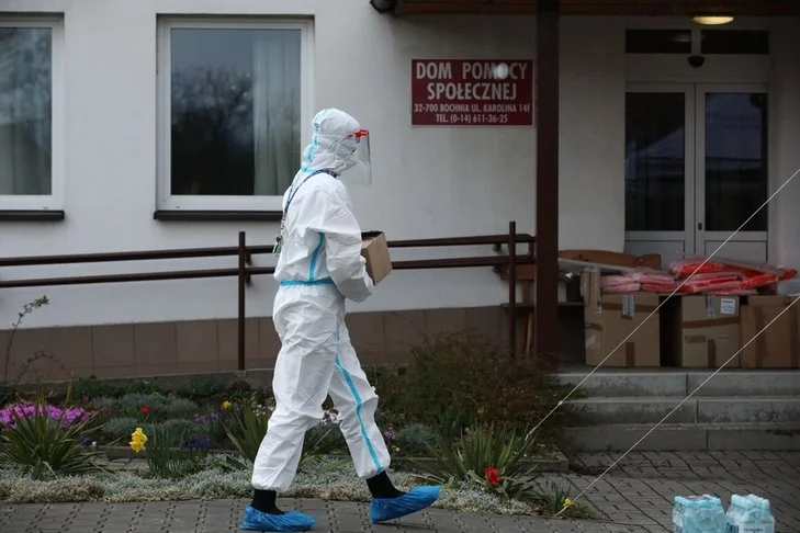 Osoby, które zetknęły się z ludźmi zakażonymi koronawirusem, traktują kwestię zakażenia bardzo poważnie.