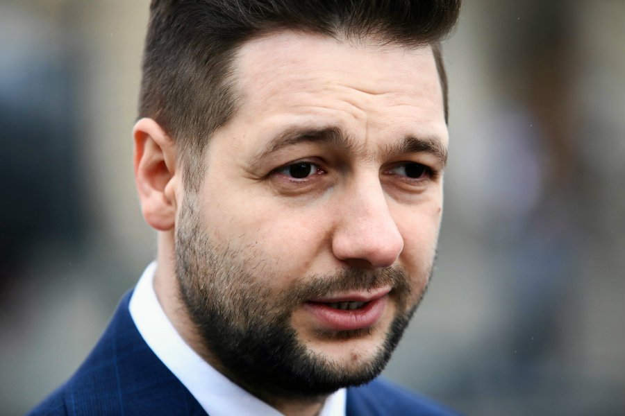 Patryk Jaki zapowiada pozwanie "Gazety Wyborczej" po tym, jak dziennik opisał błędy w jego liście do europosłów. Tymczasem list Jakiego sprawdził Brytyjczyk i jak się okazuje, aż roi się w nim od błędów.