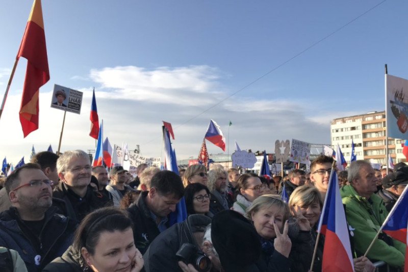 W Pradze wyszło zaprotestować przeciwko polityce rządu co najmniej 200 tysięcy osób.