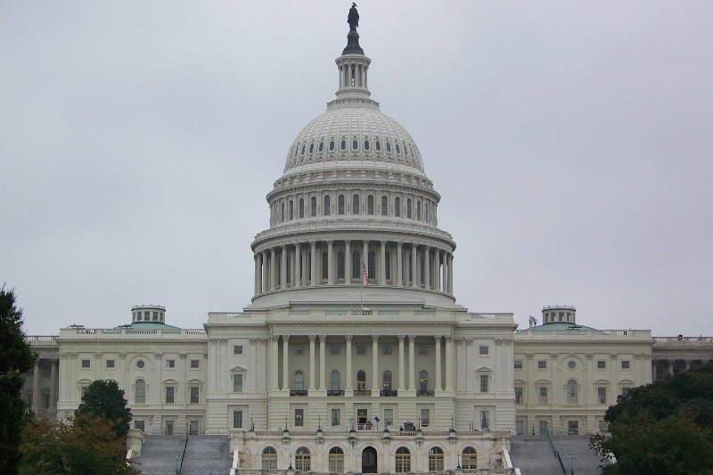 Amerykański Kongres nie doszedł do porozumienia ws. budżetu. Rozpoczął się więc tzw. shutdown, czyli zawieszenie działania większości instytucji rządowych.