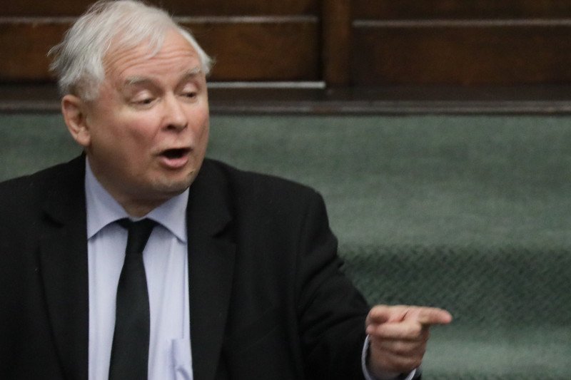 Gigantyczny spadek poparcia dla PiS od wybuchu Strajku Kobiet.